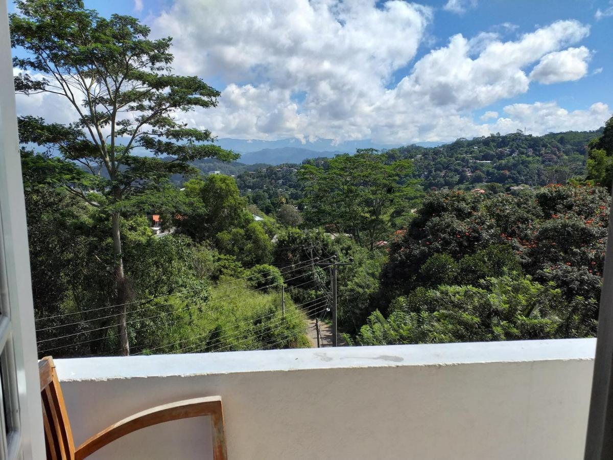 Crown Hills Kandy Inn Екстер'єр фото
