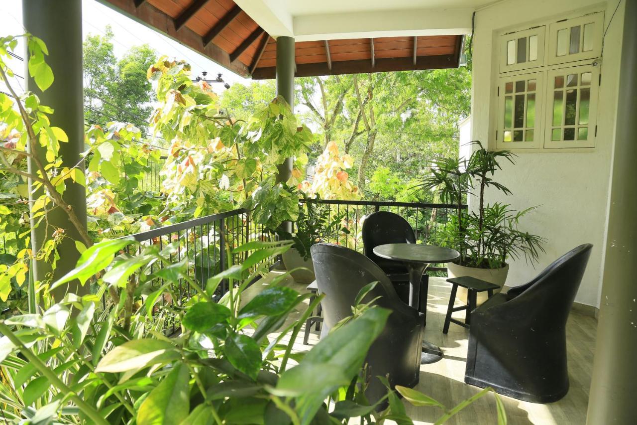 Crown Hills Kandy Inn Екстер'єр фото