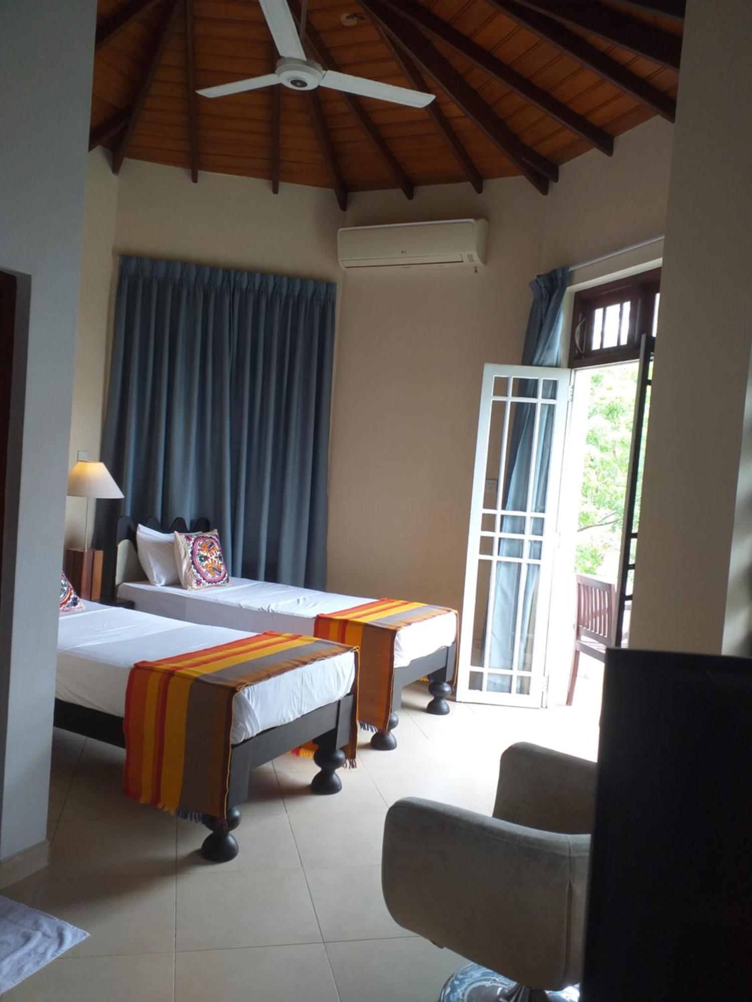 Crown Hills Kandy Inn Екстер'єр фото
