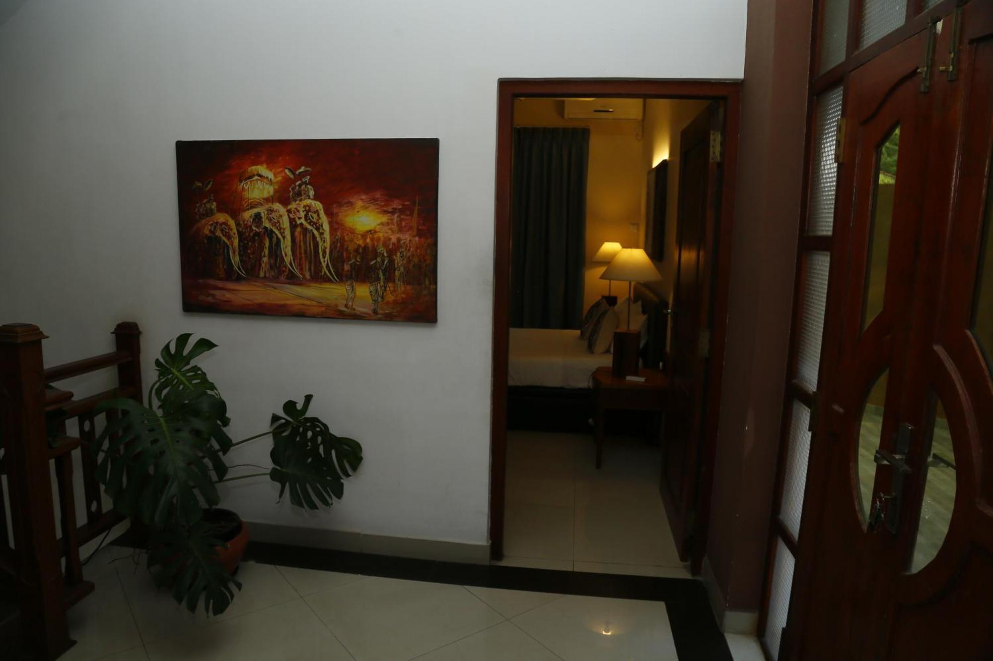 Crown Hills Kandy Inn Екстер'єр фото